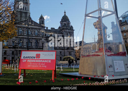 Glasgow, Scotland, Regno Unito 10 novembre 2016 George Square Glasgow ha il suo Giardino della Rimembranza e statua di papavero per persone di pagare rispetta Credito: Gerard Ferry/Alamy Live News Foto Stock