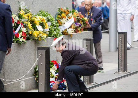 Sydney, Australia. Venerdì 11 novembre 2016. Presidente del francese dei veterani di guerra' gruppo NSW Jean-Louis Worobec stabilisce una corona al cenotafio sul Giorno del Ricordo in Martin Place Credito: martin berry/Alamy Live News Foto Stock