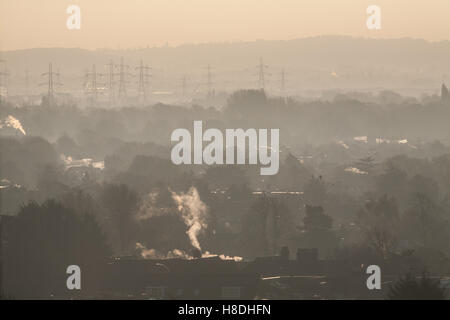 Il torneo di Wimbledon di Londra, Regno Unito. 11 novembre 2016. Wimbledon paesaggio coperto dalla nebbia crogiolarsi nella torbida sole mattutino Credito: amer ghazzal/Alamy Live News Foto Stock