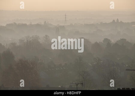 Il torneo di Wimbledon di Londra, Regno Unito. 11 novembre 2016. Wimbledon paesaggio coperto dalla nebbia crogiolarsi nella torbida sole mattutino Credito: amer ghazzal/Alamy Live News Foto Stock