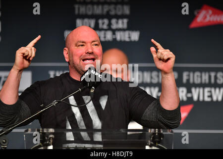 New York, NY, STATI UNITI D'AMERICA. 10, Nov, 2016. Conor McGregor e Eddie Alvarez durante la conferenza stampa di 205 UFC per le ventole e i media al Madison Square Garden. Credito: Jason Silva/ Alamy Live News Foto Stock