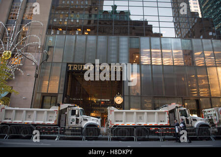 New York, NY, STATI UNITI D'AMERICA. Decimo Nov, 2016. NYC Dipartimento di Igiene linea di carrelli Fifth Avenue di fronte Trump Tower formando un anello di sicurezza, giovedì, 10 novembre 2016. Bryan R. Smith per il New York Times © Bryan Smith/ZUMA filo/Alamy Live News Foto Stock