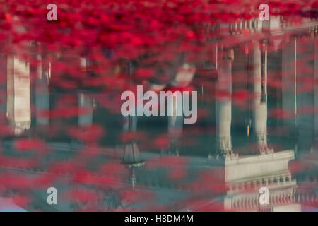 Londra, Regno Unito. 11 Novembre, 2016. Il silenzio nella piazza oraganised dalla British Legion in Trafalgar Square - 11 novembre 2016, Londra. Credito: Guy Bell/Alamy Live News Foto Stock