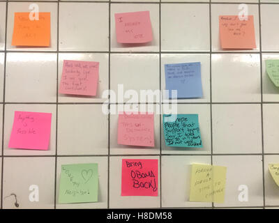 New York, US. Decimo Nov, 2016. Sticky Notes appeso nella stazione della metropolitana 14th street come parte del progetto d'arte "terapia ubway' dall'artista Matteo Chavez di New York, USA, 10 novembre 2016. L'artista girato la parete in un luogo dove le persone possono discutere, far uscire il vapore e piangere. Foto: CHRISTINA HORSTEN/dpa/Alamy Live News Foto Stock