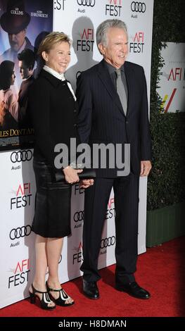 Hollywood, CA. Decimo Nov, 2016. Annette Bening, Warren Beatty presso gli arrivi di regole non si applicano Premiere - AFI FEST 2016, TCL Chinese Theatre, Hollywood, CA Novembre 10, 2016. Credito: Dee Cercone/Everett raccolta/Alamy Live News Foto Stock