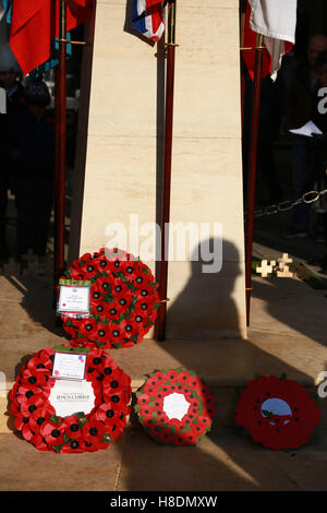 Peterborough, Regno Unito. Xi Nov, 2016. Il giorno dell'armistizio. Un'ombra accanto a un papavero corona sul Peterborough Memoriale di guerra. Persone segnando il giorno dell'Armistizio in Peterborough, Regno Unito. A due minuti di silenzio è detenuto in tutto il paese sulla undicesima ora dell'undicesimo giorno nell'undicesimo mese, che segna la fine della Prima Guerra Mondiale. Credito: Paolo Marriott/Alamy Live News Foto Stock