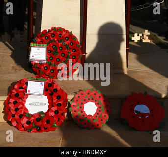 Peterborough, Regno Unito. Xi Nov, 2016. Il giorno dell'armistizio. Un'ombra accanto a un papavero corona sul Peterborough Memoriale di guerra. Persone segnando il giorno dell'Armistizio in Peterborough, Regno Unito. A due minuti di silenzio è detenuto in tutto il paese sulla undicesima ora dell'undicesimo giorno nell'undicesimo mese, che segna la fine della Prima Guerra Mondiale. Credito: Paolo Marriott/Alamy Live News Foto Stock