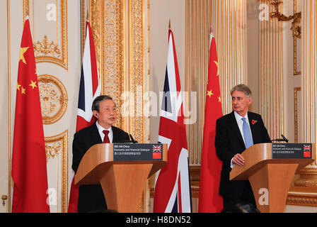 Londra, Regno Unito. Decimo Nov, 2016. Chinese Vice Premier Ma Kai (L) tiene una conferenza stampa congiunta con il Cancelliere dello scacchiere britannico Philip Hammond dopo l'ottava China-Britain un dialogo economico e finanziario di Londra, nov. 10, 2016. © Han Yan/Xinhua/Alamy Live News Foto Stock