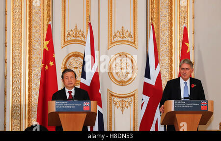 Londra, Regno Unito. Decimo Nov, 2016. Chinese Vice Premier Ma Kai (L) tiene una conferenza stampa congiunta con il Cancelliere dello scacchiere britannico Philip Hammond dopo il 8° China-Britain un dialogo economico e finanziario di Londra, nov. 10, 2016. © Han Yan/Xinhua/Alamy Live News Foto Stock