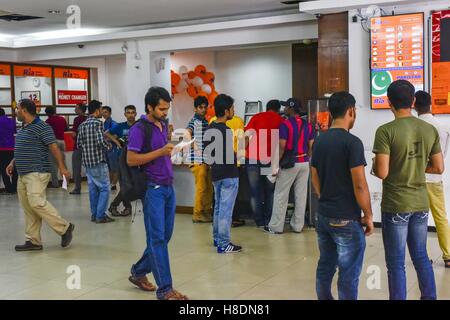Kuala Lumpur, Malesia. Xi Nov, 2016. I lavoratori migranti provenienti da India guardare i tassi di cambio del rupia indiana in un RIA per il trasferimento di denaro variatori/stallo in Kuala Lumpur in Malesia nel novembre 11, 2016.Tutte con licenza cambiavalute in Malaysia non sarà più acquistare o vendere il 500- e 1.000-rupee note, detta associazione malese di denaro Servizi Business (MAMSB). In una dichiarazione il giovedì, l associazione ha detto questo era in linea con il governo indiano per la decisione di abolire la queste note, che non erano più corso legale dal 9 nov. © Chris Jung/ZUMA filo/Alamy Live News Foto Stock