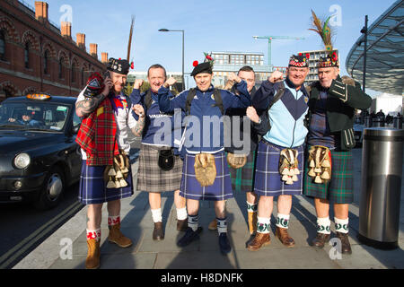 Londra, Regno Unito. Xi Nov, 2016. Scottish Football Fans arrivano per gioco tonights a Londra. Venerdì 11.11.2016 grandi numeri di Scottish Football Fans arrivare il grasso dalla stazione Kings Cross o gioco tonights a Londra, in Inghilterra e Scozia. Credito: Jeff Gilbert/Alamy Live News Foto Stock