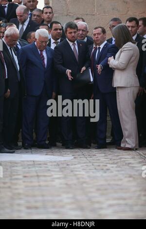 Gerico, West Bank. Xi Nov, 2016. Il presidente palestinese Mahmoud Abbas (2 L) e visitare il Primo Ministro russo Dmitry Medvedev (seconda R) visitare un antico islamica sito archeologico in Cisgiordania città di Gerico a nov. 11, 2016. Credito: Fadi Arouri/Xinhua/Alamy Live News Foto Stock