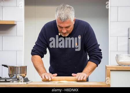 Londra, Regno Unito. 11 novembre 2016. Paul Hollywood dà una dimostrazione di cottura del cibo buono stadio durante la BBC Good Food Show. Il giudice lo chef ha spostato cuocere fuori programma per il canale 4. Credito: Laura De Meo/Alamy Live News Foto Stock