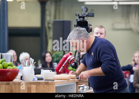 Paul Hollywood dà una dimostrazione di cucina presso la BBC Good Food Show all'Olympia di Londra. Foto Stock