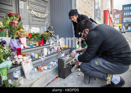 Montreal, Canada, 11 novembre 2016. Leonard Cohen fan riuniti davanti alla sua casa di Montreal per pagare il loro rispetto all'artista scomparso all'età di 82. Credito: Cristian Mijea/Alamy Live News Foto Stock