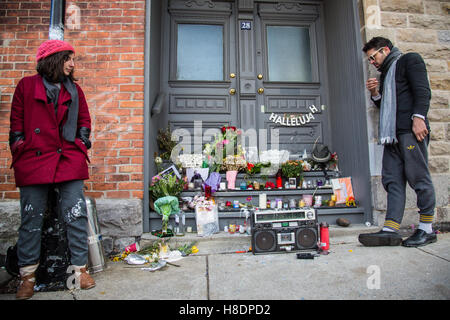 Montreal, Canada, 11 novembre 2016. Leonard Cohen fan riuniti davanti alla sua casa di Montreal per pagare il loro rispetto all'artista scomparso all'età di 82. Credito: Cristian Mijea/Alamy Live News Foto Stock