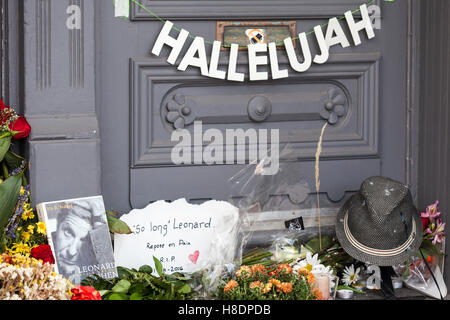 Montreal, Canada, 11 novembre 2016. Leonard Cohen fan riuniti davanti alla sua casa di Montreal per pagare il loro rispetto all'artista scomparso all'età di 82. Credito: Cristian Mijea/Alamy Live News Foto Stock