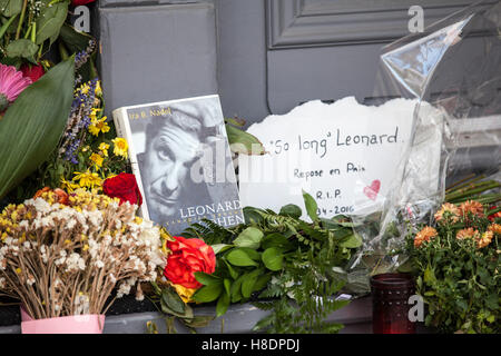 Montreal, Canada, 11 novembre 2016. Leonard Cohen fan riuniti davanti alla sua casa di Montreal per pagare il loro rispetto all'artista scomparso all'età di 82. Credito: Cristian Mijea/Alamy Live News Foto Stock