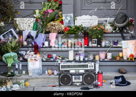 Montreal, Canada, 11 novembre 2016. Leonard Cohen fan riuniti davanti alla sua casa di Montreal per pagare il loro rispetto all'artista scomparso all'età di 82. Credito: Cristian Mijea/Alamy Live News Foto Stock