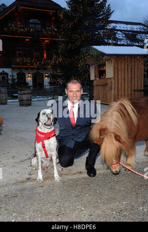 Dieter Ehrengruber, manager di Gut Aiderbichl, sorride con cane "Pacherito' e un pony al tradizionale apertura del mercatino di Natale sulla Gut Aiderbichl in Henndorf vicino a Salisburgo, Austria, 10 novembre 2016. Foto: Ursula DUEREN/dpa Foto Stock