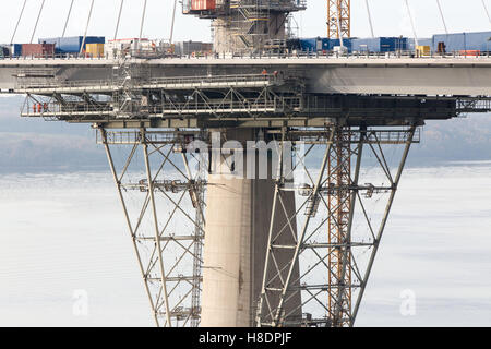 Queensferry, Edimburgo, Scozia, 11th, novembre 2016. Via Ponti. La seconda strada ponte è in via di completamento e questa foto mostra i lavori di costruzione ed assemblee del molo nord e pontoon. Phil Hutchinson/Alamy Live News Foto Stock