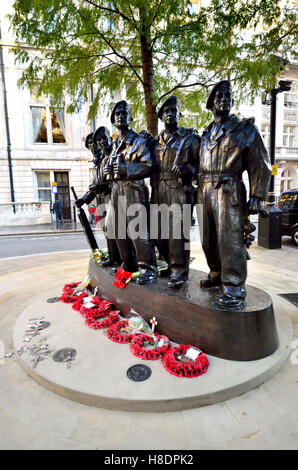 Londra, Regno Unito. 11 Novembre, 2016. Papaveri prevista per commemorare il giorno dell'Armistizio - corone di cui al Royal serbatoio memoriale reggimento in Whitehall Place Credito: PjrNews/Alamy Live News Foto Stock