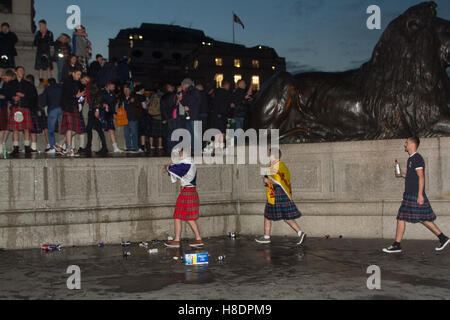 Londra 11 novembre 2016. Esercito di tartan Scottish Football Fans invadono Trafalgar Square a bere e a cantare in buon umore in anticipo di Coppa del Mondo il qualificatore scontro contro l'Inghilterra a Wembley Credito: amer ghazzal/Alamy Live News Foto Stock