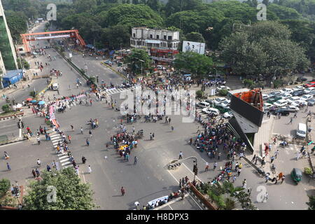 Dacca in Bangladesh. 11 Novembre, 2016. Bengalese studenti indù blocco dell'incrocio delle strade di Shahbag come una manifestazione di protesta su gli attacchi contro le minoranze indù in Nasirnagar, a Dhaka. Relazioni indicano che gli attacchi vandalising circa 100 case indù e templi con il saccheggio dei loro valori ha avuto luogo il 30 ottobre 2016 a seguito di una social media post da un pescatore locale che ha visto il "il sentimento religioso dei musulmani del male, mentre la gente dato fuoco a sei abitazioni della comunità indù in Nasirnagar un Upazila di Brahmanbaria il 04 novembre 2016. Foto Stock