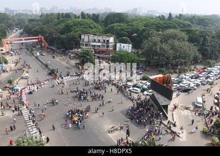 Dacca in Bangladesh. 11 Novembre, 2016. Bengalese studenti indù blocco dell'incrocio delle strade di Shahbag come una manifestazione di protesta su gli attacchi contro le minoranze indù in Nasirnagar, a Dhaka. Relazioni indicano che gli attacchi vandalising circa 100 case indù e templi con il saccheggio dei loro valori ha avuto luogo il 30 ottobre 2016 a seguito di una social media post da un pescatore locale che ha visto il "il sentimento religioso dei musulmani del male, mentre la gente dato fuoco a sei abitazioni della comunità indù in Nasirnagar un Upazila di Brahmanbaria il 04 novembre 2016. Foto Stock