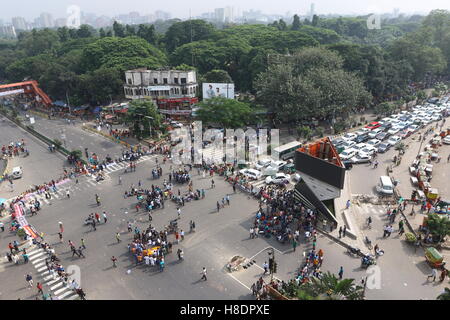 Dacca in Bangladesh. 11 Novembre, 2016. Bengalese studenti indù blocco dell'incrocio delle strade di Shahbag come una manifestazione di protesta su gli attacchi contro le minoranze indù in Nasirnagar, a Dhaka. Relazioni indicano che gli attacchi vandalising circa 100 case indù e templi con il saccheggio dei loro valori ha avuto luogo il 30 ottobre 2016 a seguito di una social media post da un pescatore locale che ha visto il "il sentimento religioso dei musulmani del male, mentre la gente dato fuoco a sei abitazioni della comunità indù in Nasirnagar un Upazila di Brahmanbaria il 04 novembre 2016. Foto Stock