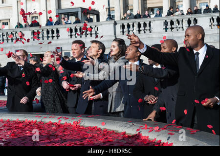 Londra, Regno Unito. 11 novembre 2016. Il Royal British Legion ospita il giorno dell'Armistizio commemorazioni con 'Silence in piazza' dell'evento a Londra in Trafalgar Square. Ogni anno il 11 novembre alle 11.00 i due minuti di silenzio è stato osservato per rendere omaggio ai soldati britannici che sono caduti nelle guerre mondiali e sono stati feriti o morti in conflitti a partire dal 1945. Il giorno dell'Armistizio segna la fine della Prima Guerra Mondiale e si riferisce a un cessate il fuoco tra la Germania e gli alleati che è entrato in vigore a 11am su 11 Novembre 1918. Nella foto: celebrità buttare il papavero nella fontana. Wiktor Szymanowicz/Alamy Live News Foto Stock