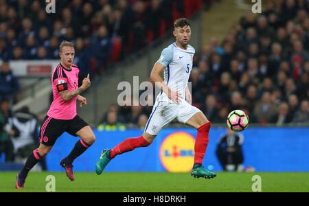 Lo stadio di Wembley, London, Regno Unito.11 novembre 2016. Gary Cahill intercetta la sfera durante la Coppa del Mondo FIFA Qualifier match tra Inghilterra e Scozia allo Stadio di Wembley a Londra. Credito: teleobiettivo con immagini / Alamy Live News Foto Stock