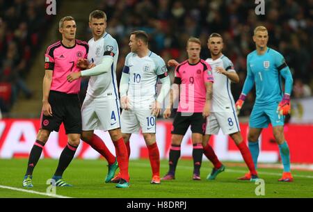 Lo stadio di Wembley, London, Regno Unito.11 novembre 2016. Eric Dier (2 L) il sistema VIES per lo spazio durante un angolo Darren Fletcher di Scozia (L) durante la Coppa del Mondo FIFA Qualifier match tra Inghilterra e Scozia allo Stadio di Wembley a Londra. Credito: teleobiettivo con immagini / Alamy Live News Foto Stock