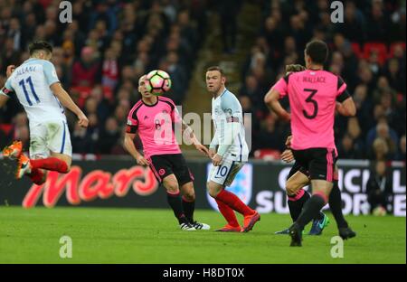 Lo stadio di Wembley, London, Regno Unito.11 novembre 2016. L'Inghilterra del Wayne Rooney guarda come Adam Lallana capi home Inghilterra del secondo obiettivo durante la Coppa del Mondo FIFA Qualifier match tra Inghilterra e Scozia allo Stadio di Wembley a Londra. Credito: teleobiettivo con immagini / Alamy Live News Foto Stock