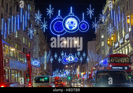 Londra, Regno Unito. Xi Nov, 2016. Il filamento in centro a Londra in festa il giorno dell'Armistizio la sera Rush Hour. (C) il credito: Jeffrey Blackler/Alamy Live News Foto Stock