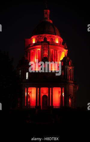 Lancaster, Regno Unito. 11 Novembre, 2016. Lancaster monumento rosso acceso per il giorno dell'Armistizio . Credito: M.Yates Photography Lancaster/Alamy Live News Foto Stock