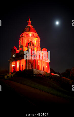 Lancaster, Regno Unito. 11 Novembre, 2016. Lancaster monumento rosso acceso per il giorno dell'Armistizio . Credito: M.Yates Photography Lancaster/Alamy Live News Foto Stock