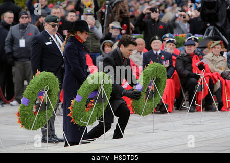 Ottawa, Canada. Xi Nov, 2016. Il primo ministro canadese Justin Trudeau stabilisce una corona durante il Giorno del Ricordo cerimonie presso il National War Memorial a Ottawa, capitale del Canada, il 9 novembre 11, 2016. Ogni anno il 9 novembre 11, i canadesi in onore di riflettere sulla loro dei veterani di guerra e i soldati caduti indossando un papavero e osservando un minuto di silenzio sulla undicesima minuto dell'undicesima ora del giorno. Credito: David Kawai/Xinhua/Alamy Live News Foto Stock