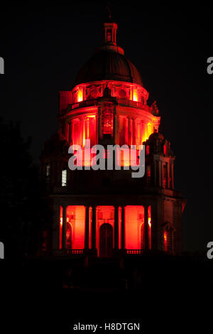 Lancaster, Regno Unito. 11 Novembre, 2016. Lancaster monumento rosso acceso per il giorno dell'Armistizio . Credito: M.Yates Photography Lancaster/Alamy Live News Foto Stock