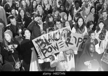 Baltimore, Maryland, Stati Uniti d'America. 11 Novembre, 2016. Anti-Trump proteste, Baltimora. © Raymond Johnson/Alamy Live News Foto Stock