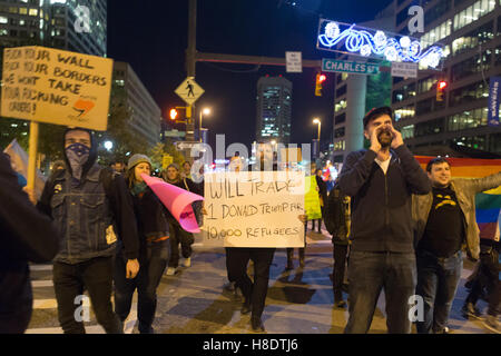 Baltimore, Maryland, Stati Uniti d'America. 11 Novembre, 2016. Anti-Trump proteste, Baltimora. Credito: Raymond Johnson/Alamy Live News Foto Stock