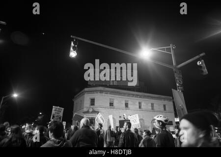 Baltimore, Maryland, Stati Uniti d'America. 11 Novembre, 2016. Anti-Trump proteste, Baltimora. © Raymond Johnson/Alamy Live News Foto Stock