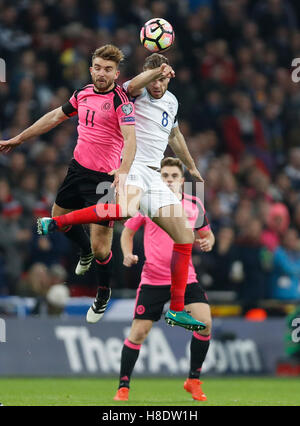 Londra, Regno Unito. Xi Nov, 2016. Jordan Henderson (R) dell'Inghilterra il sistema VIES con James Morrison della Scozia durante il loro gruppo F corrisponde a 2018 FIFA World Cup qualificazioni europee allo Stadio di Wembley a Londra, Inghilterra su nov. 11, 2016. In Inghilterra ha vinto 3-0. Credito: Han Yan/Xinhua/Alamy Live News Foto Stock