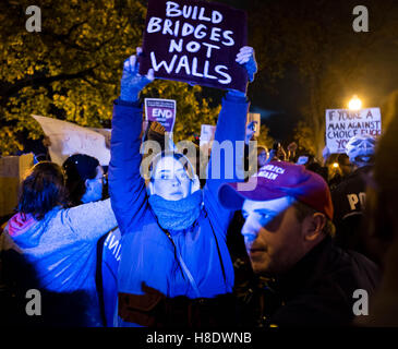 Columbus, Ohio, Stati Uniti d'America. Xi Nov, 2016. Le tensioni sono cresciuti come anti-Trump manifestanti hanno lasciato la zona che viene affrontato dai sostenitori di Donald Trump Presidente eletto. Qui un giovane anti-Trump protester detiene una lettura del segno ''Costruire ponti e non muri " Credito: Seth Herald/ZUMA filo/Alamy Live News Foto Stock