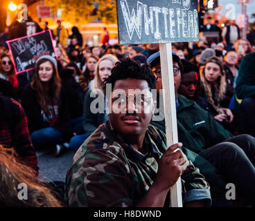 Columbus, Ohio, Stati Uniti d'America. Xi Nov, 2016. Il Anti-Trump protesta che ha avuto luogo a Columbus, Ohio Novembre, 11, 2016 ha riunito molte persone provenienti da orizzonti diversi, di razza e di religione. Credito: Seth Herald/ZUMA filo/Alamy Live News Foto Stock