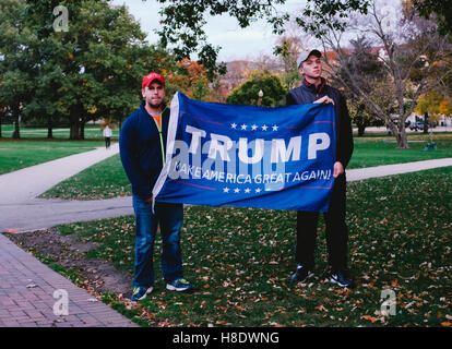 Columbus, Ohio, Stati Uniti d'America. Xi Nov, 2016. Trump sostenitori guardare come una protesta Anti-Trump avviene davanti a loro. Anti-Trump proteste sono sorti di fronte alla nazione con persone vocing e mostrando il loro disprezzo per il Presidente Elect-Donald Trump. Credito: Seth Herald/ZUMA filo/Alamy Live News Foto Stock