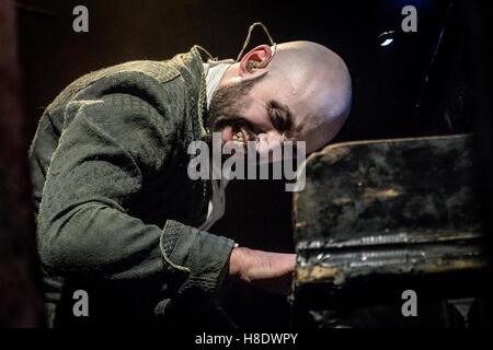 Toronto, Ontario, Canada. 6 Nov, 2016. Italian band death metal 'Fleshgod Apocalypse' eseguita presso il concerto di Phoenix Theatre di Toronto. I membri della band: TOMMASO RICCARDI, Paolo Rossi, CRISTIANO TRIONFERA, Francesco Paoli, FRANCISCO FERRINI. © Igor Vidyashev/ZUMA filo/Alamy Live News Foto Stock