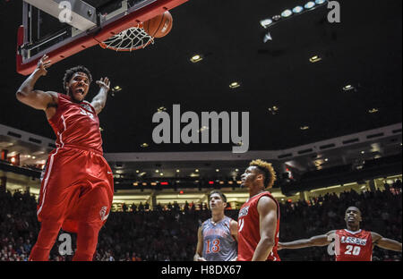 Albuquerque, Nuovo Messico, Stati Uniti d'America. Xii Nov, 2016. Ufficiale. Lobo Tim Williams(CQ), sinistra, urla su un dopo dunking contro Idaho membro Venerdì notte al Pit. Albuquerque, New Mexico © Roberto E. Rosales/Albuquerque ufficiale/ZUMA filo/Alamy Live News Foto Stock