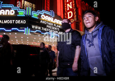 Oakland, la California, Stati Uniti d'America. Xi Nov, 2016. I manifestanti marzo passato il Fox Theatre nel corso di una protesta pacifica contro il Presidente eletto Donald Trump a Oakland, in California. Credito: Joel Angelo Ju''¡Rez/ZUMA filo/Alamy Live News Foto Stock