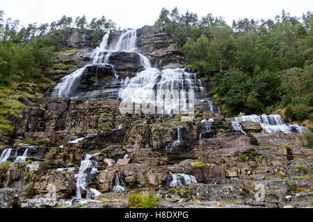 Cascata Tvindefossen, Skulestadmo, Norvegia Foto Stock